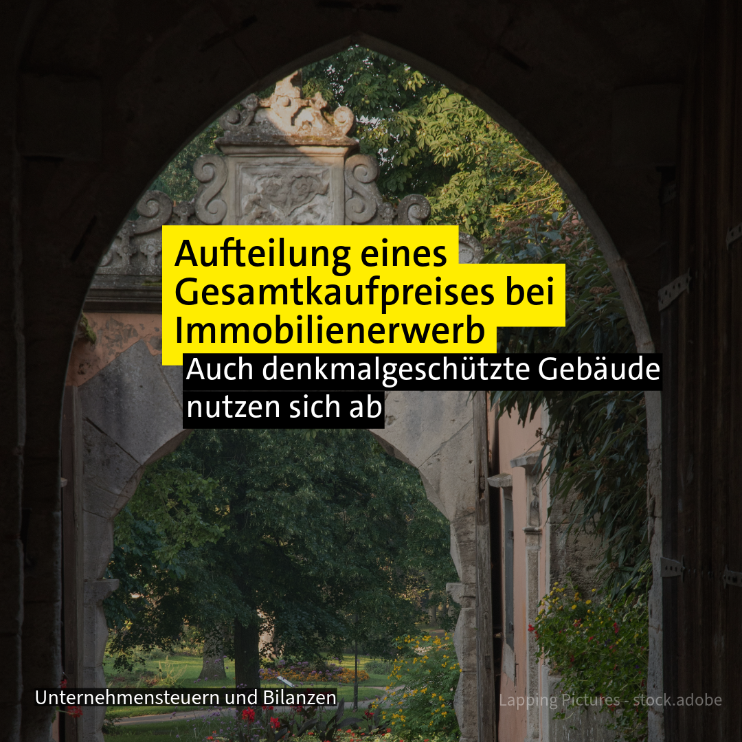 Blick durch Torbogen auf altes Gebäude - Thema: Kaufpreisaufteilung und AfA bei Denkmalschutz