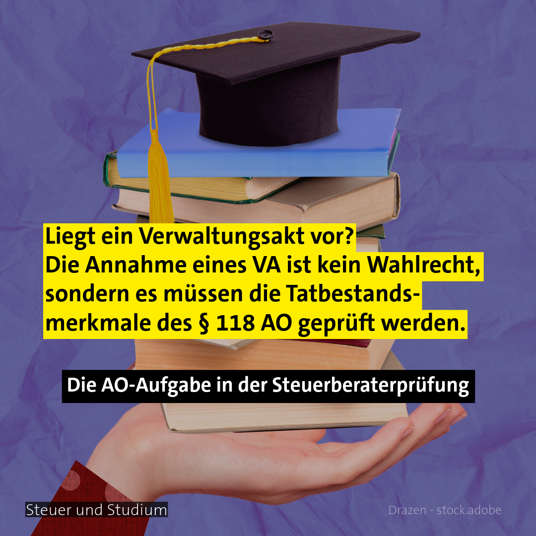 Hand hält Bücher und Abschlusshut - Thema- AO-Aufgabe in der StB-Prüfung